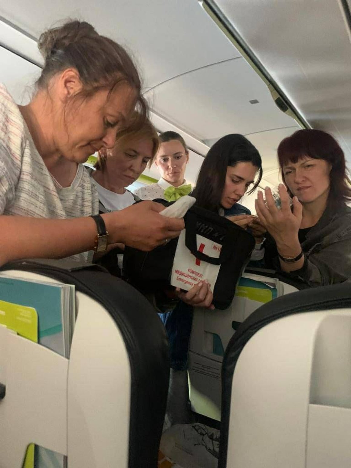 Приморские врачи спасли жизнь пассажира прямо в самолёте