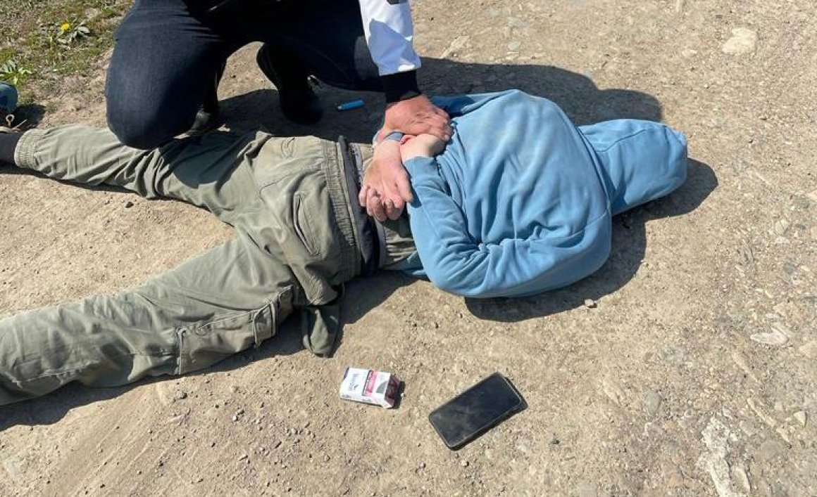 Драгдилер тяжелых наркотиков не смог уйти от погони в Приморье