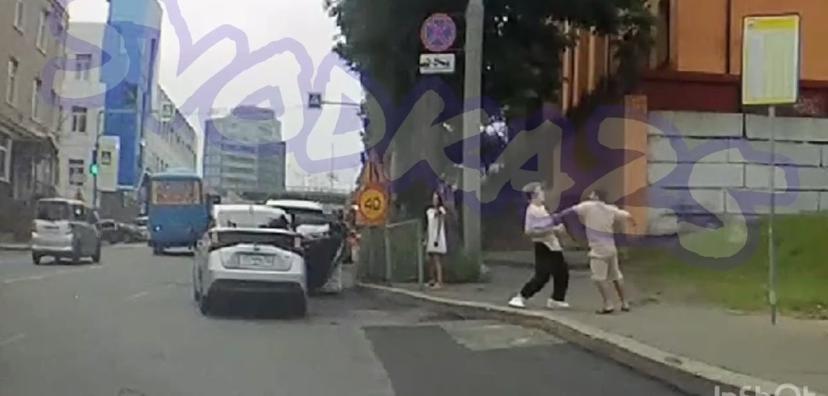Жесткая драка произошла во Владивостоке между таксистом и пассажиром