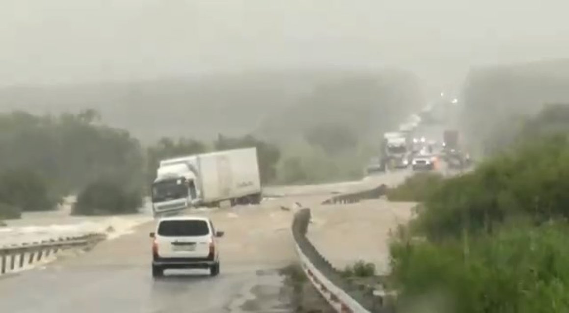 Фуру смыло потоком воды на федеральной трассе в Приморье