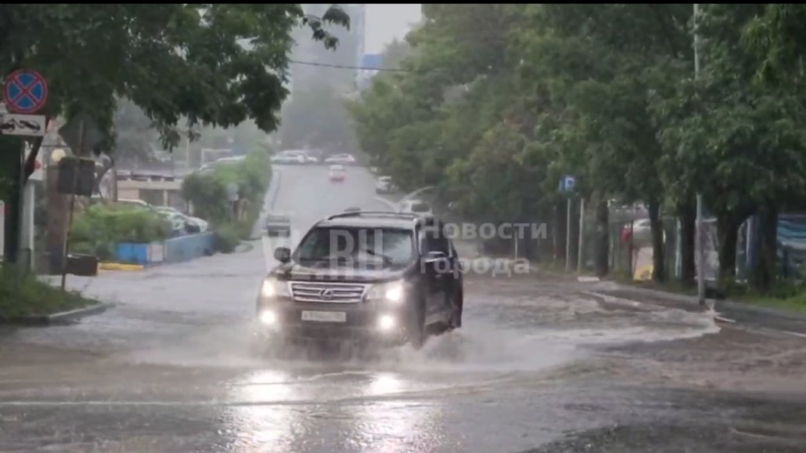 Машины уже не могут проехать: Владивосток уходит под воду