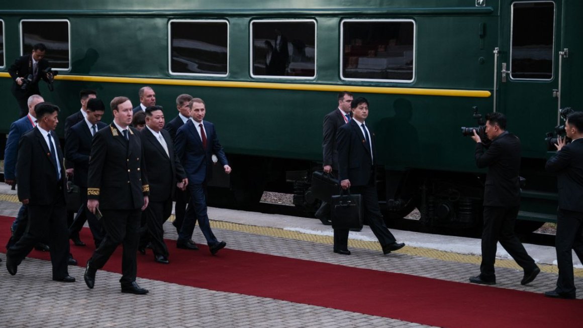 По поручению президента РФ Владимира Путина его встретил председатель межправительственной комиссии РФ и КНДР, министр природных ресурсов и экологии Александр Козлов