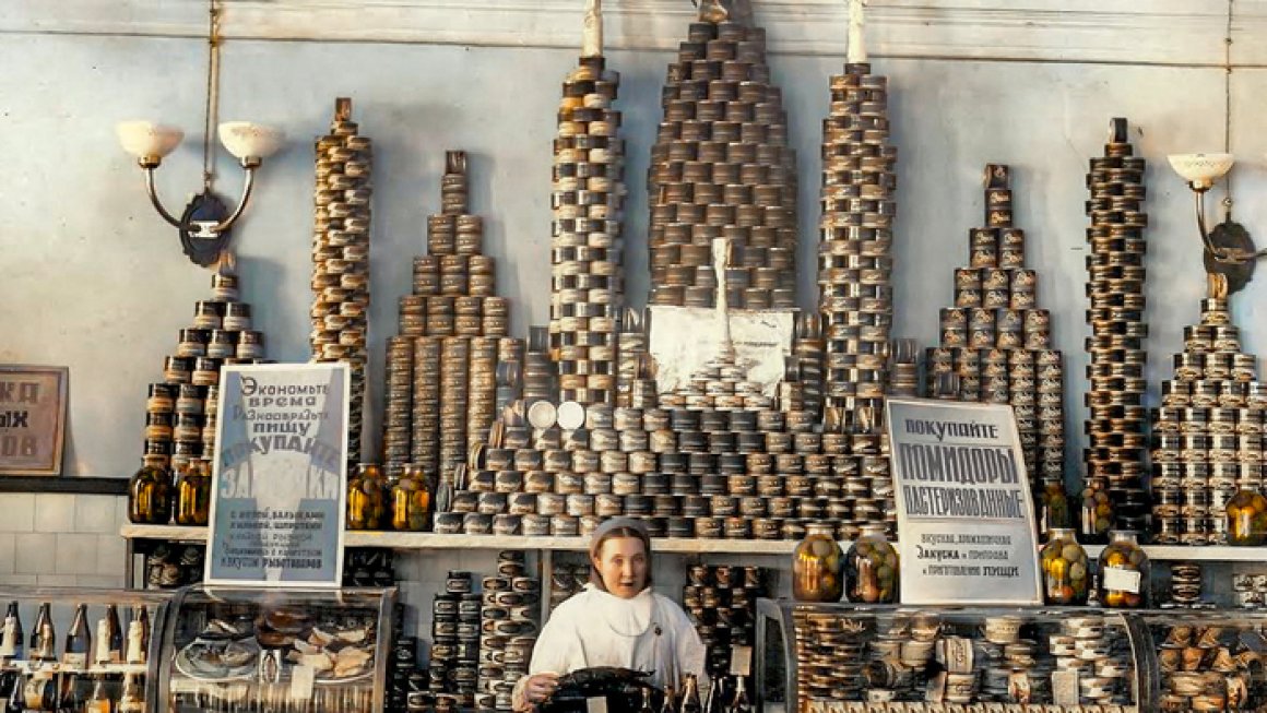Консервные пирамиды, 1970-е. Мурманский магазин «Океан».