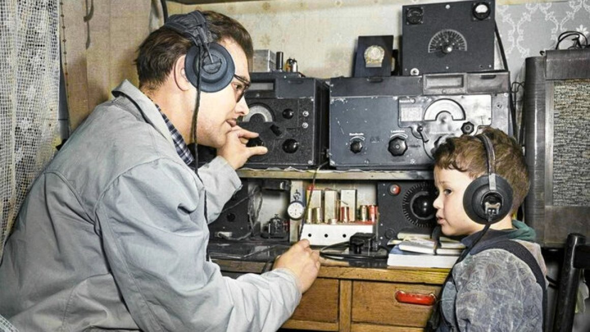 Радиолюбитель Василий Мищенко с сыном принимает сигнал, 1958 год. Фотограф Дмитрий Чернов.