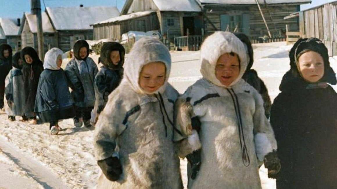 Детский сад на прогулке. Архангельская область, 1967 год.