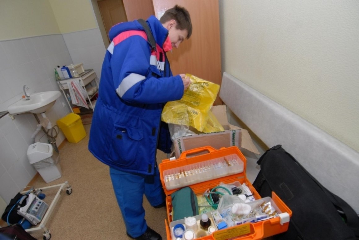 Медики приехали спасать человека после падения с высоты, и сделали это зря