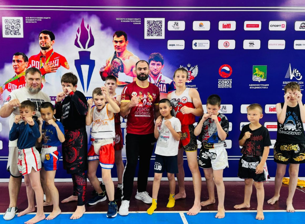 Олимпийские чемпионы провели мастер-класс по боксу и спортивной борьбе в приморской столице