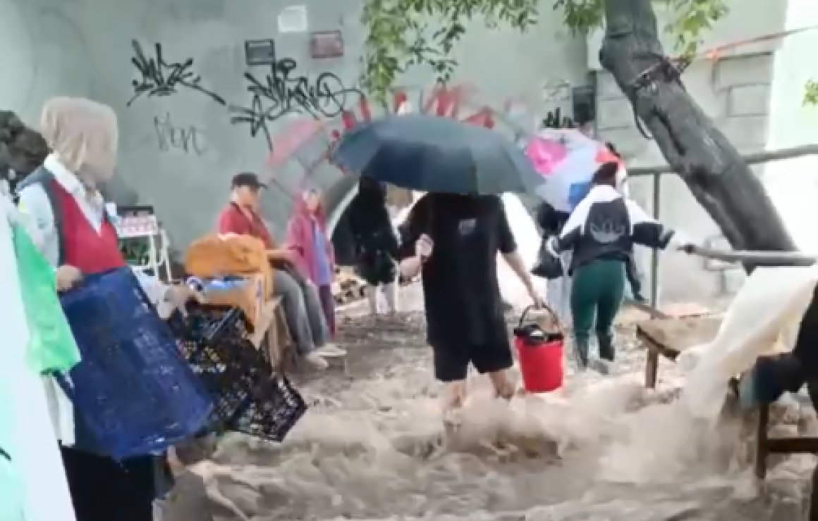 Знаменитый рынок ушёл под воду во Владивостоке