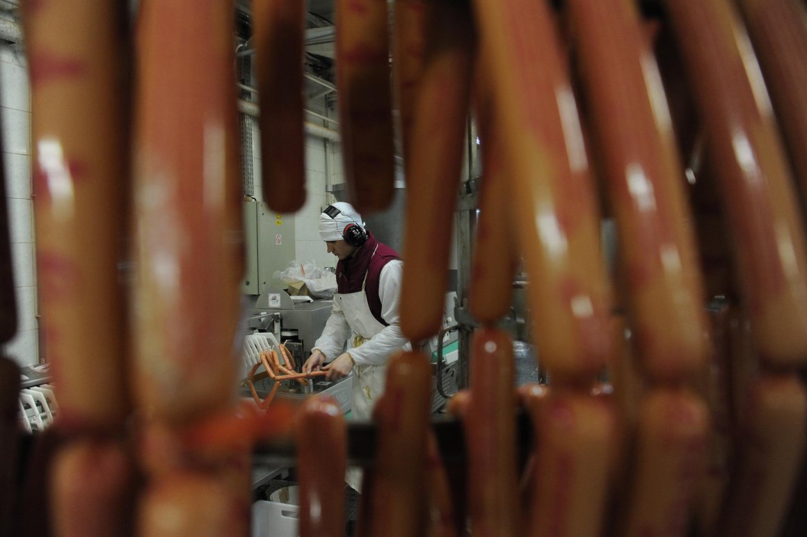 Запрещённый ингредиент нашли в мясной и молочной продукции в Приморье