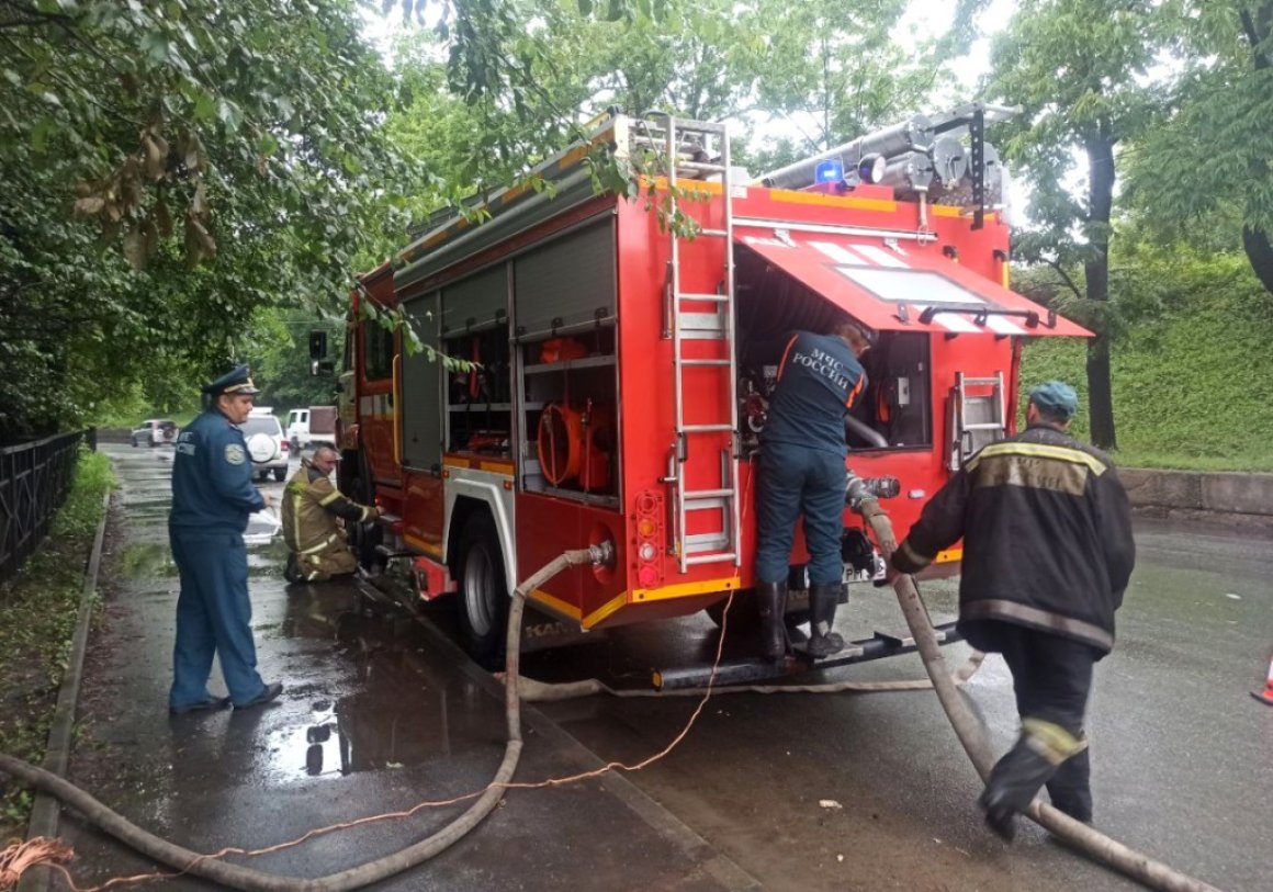 Во Владивостоке откачивают воду из подвалов больниц и соцучреждений