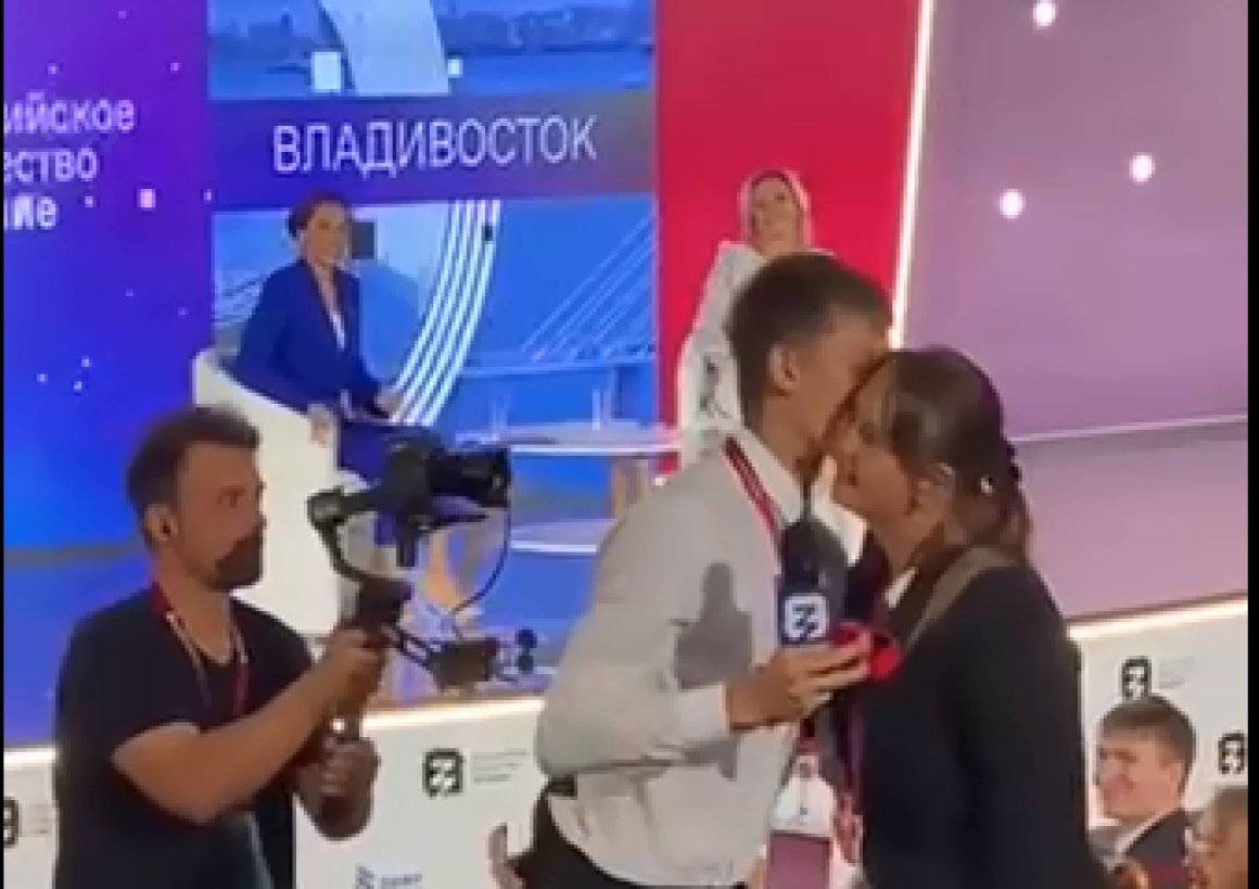 Студентке ДВФУ сделали предложение руки и сердца прямо во время ВЭФ