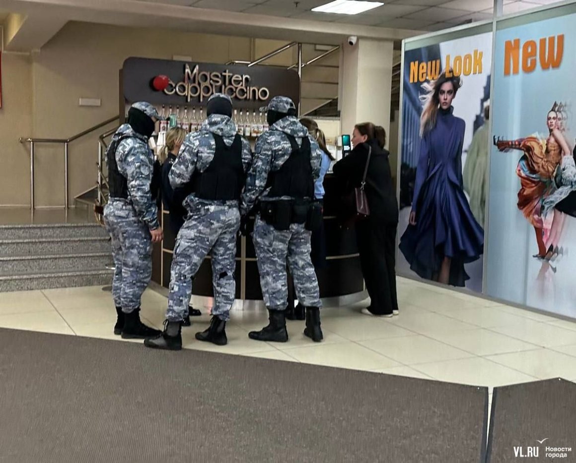 Силовики нагрянули в популярный торговый центр во Владивостоке