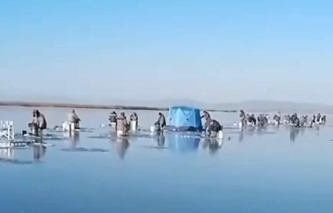 Приморцам показали, что творят рыбаки на неокрепшем льду