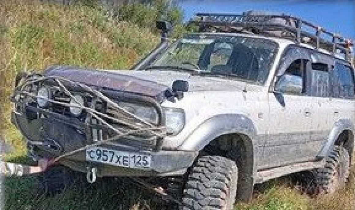 Во Владивостоке разыскивают мужчину на внедорожнике