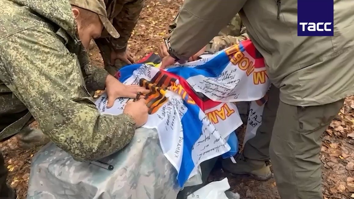 Бойцы 155-й бригады морской пехоты расписали боевое знамя для президента — видео