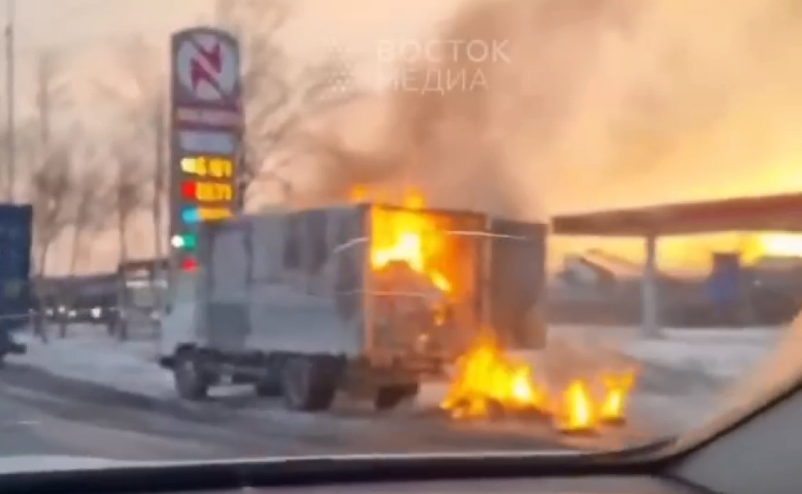 Мощный пожар полыхнул рядом с АЗС на трассе недалеко от Артёма