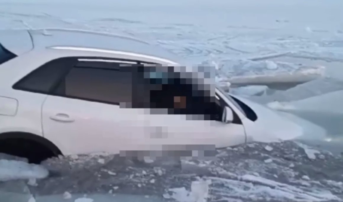 Автомобиль с водителем провалился под лёд в Приморье