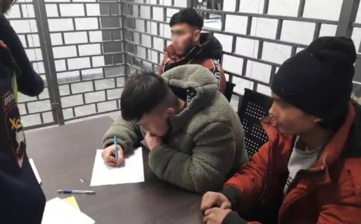 Сотрудники ГАИ в Приморье остановили два автомобиля с иностранцами, и не зря