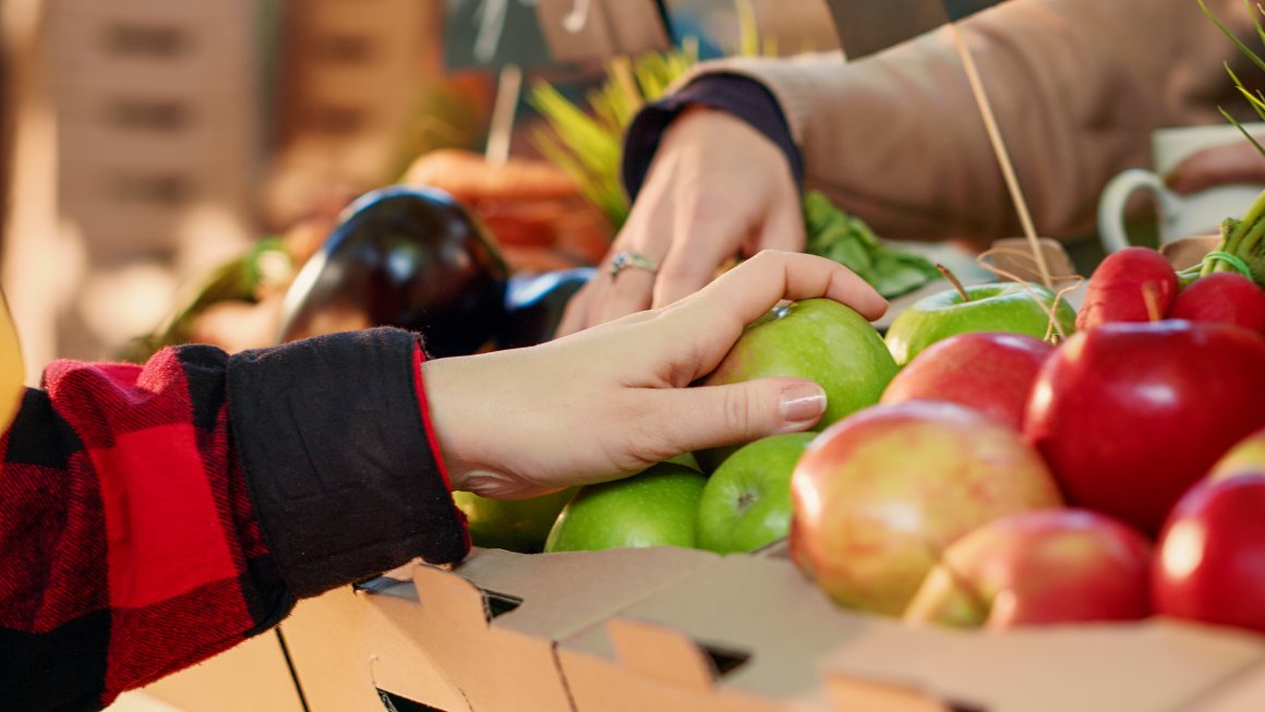 Два вида продуктов резко подешевели в Приморье
