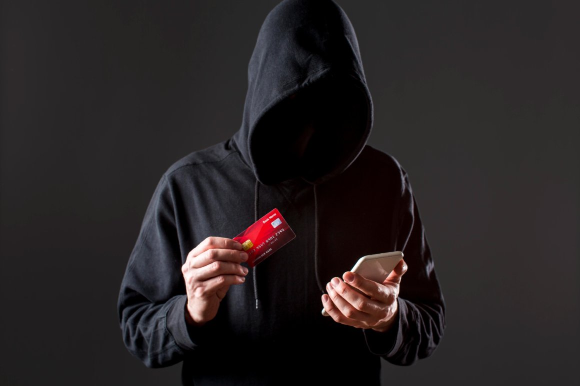 Мошенники научились красть деньги, прикладывая карту к смартфону