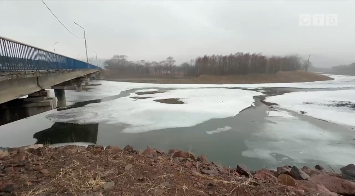 Ребёнок провалился под тонкий лёд на реке в Приморье