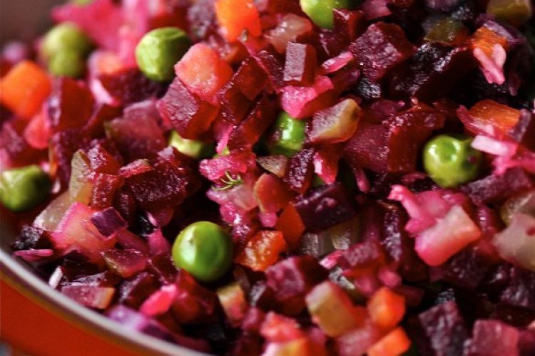 Это слово происходит от vinaigrette - соус из масла и уксуса. В русском его варианте очень часто путают буквы «Е» и «И»