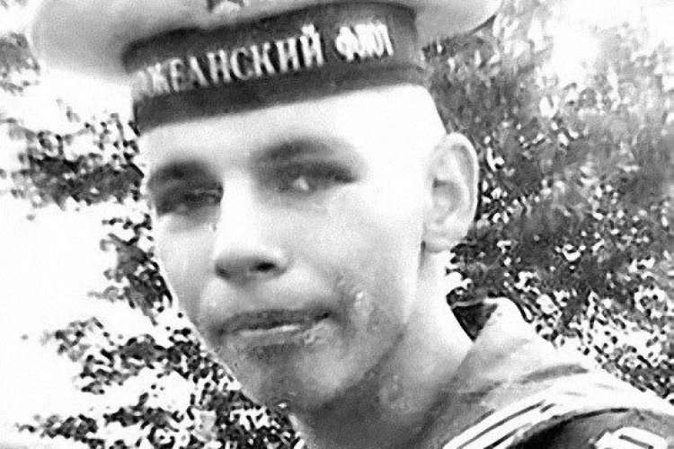 Этот знаменитый певец родился в Москве, но в возрасте 6 месяцев после смерти отца переехал с матерью во Владивосток, где вырос, получил образование и отправился на военную службу.