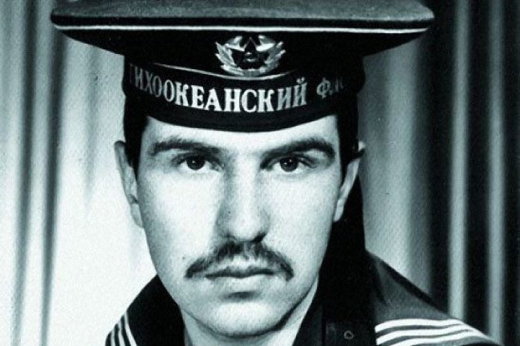 Этот персонаж внесён в книгу рекордов Гиннесса за самое большое количество спектаклей, сыгранных одним человеком за один день. На театральном фестивале «Золотая маска» в течении 8,5 часов он показал 5 своих моноспектаклей.