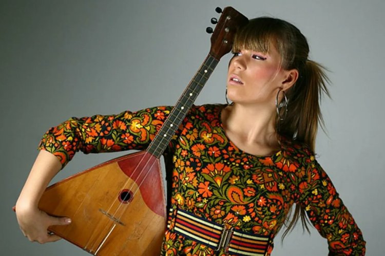 Я играю на балалайке, это самый русский инструмент, я мечтаю жить на Ямайке, на Ямайке балалаек нет