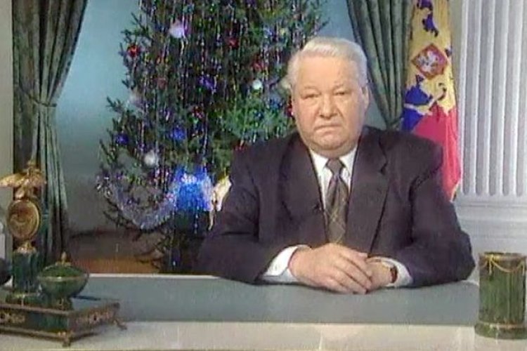 Я устал, я ухожу! Так кому-то и запомнилось обращение Ельцина. Многие даже так его и цитируют, не подозревая, что сказал бывший президент совсем не это. Как действительно звучала эта фраза?