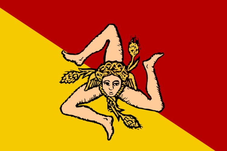 Древний флаг, впервые принятый в 1282 году. В центре флага — трискелион, голова Медузы Горгоны и три змеи либо три колоска пшеницы