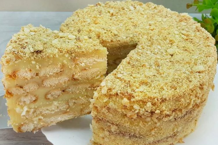 Торт из множества тончайших коржей, промазанных нежнейшим кремом из взбитых сливок, масла, яиц и сгущенного молока. Он просто таял во рту.
