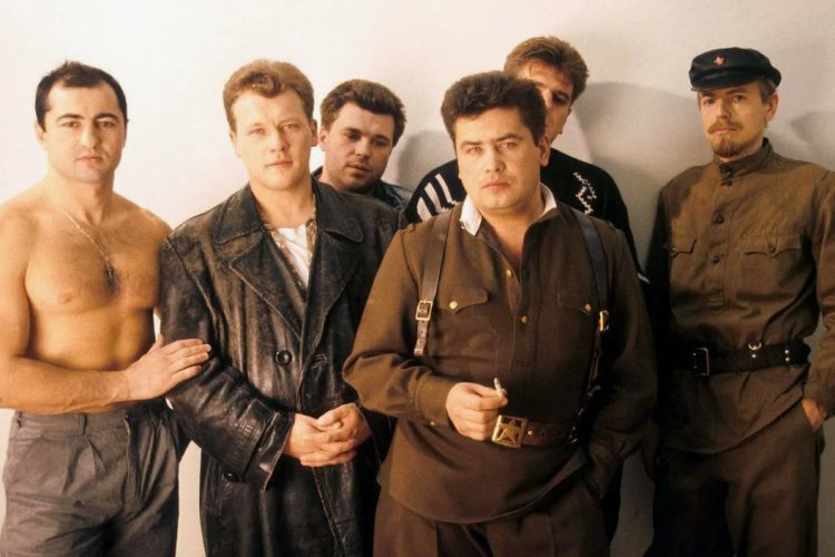 Глеб Жеглов и Володя Шарапов за столом засиделись не зря. Глеб Жеглов и Володя Шарапов ловят банду и главаря!