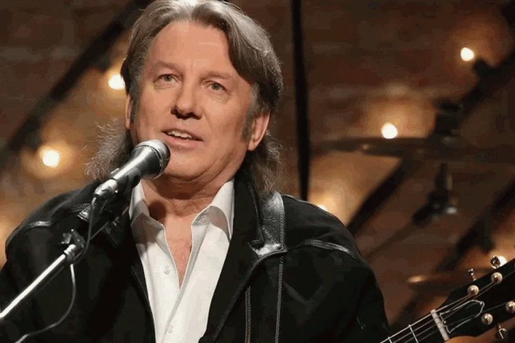 На маленьком плоту сквозь бури, дождь и грозы, взяв только сны и грезы и детскую мечту, я тихо уплыву, лишь в дом проникнет полночь, чтоб рифмами наполнить мир, в котором я живу.