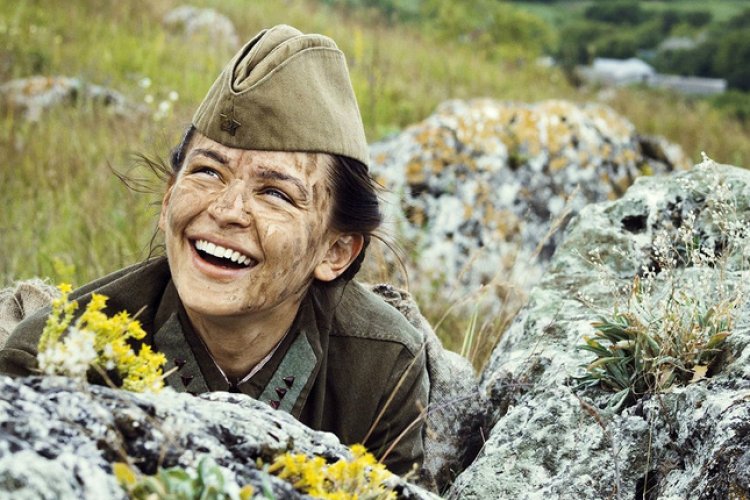 «Битва за Севастополь». Актриса, которая была беременная во время съемок (но об этом не знала) носила тяжёлое ружьё и делала физические упражнения. Она играла девушку-снайпера, прозванную врагом «Леди Смерть» — Людмилу Павличенко. Фильм был основан на реальной истории, настоящая Людмила тоже была показана в самом конце фильма вместе с сыном.