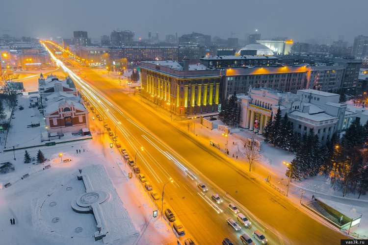 Здесь находится самая длинная прямая (без поворотов) улица в мире – Красный проспект. Длинна – почти 7 километров.