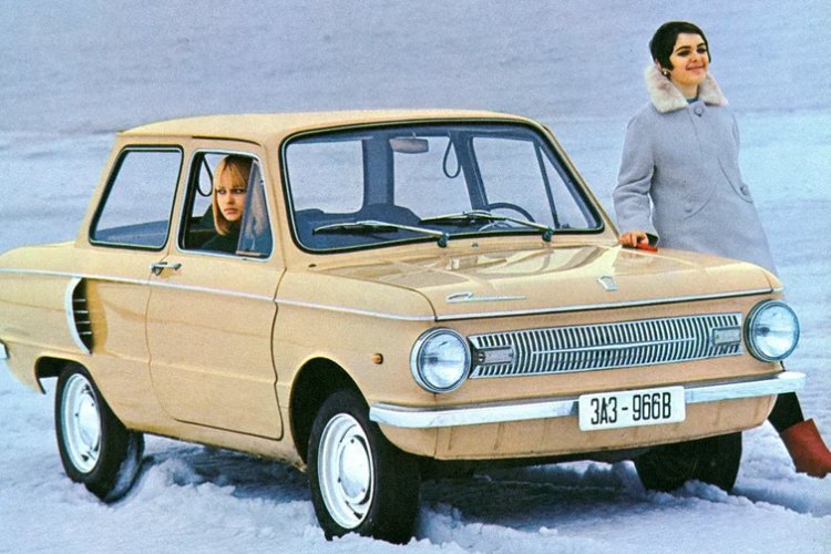Этот автомобиль назвали «горбатым» из-за характерного горба на корме.