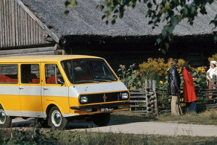 Первые такие микроавтобусы были построены в 1953-м на Рижском заводе автобусных кузовов, а уже в 1954 году завод был переименован в Рижскую автобусную фабрику.