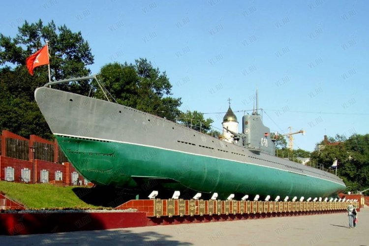 Эта достопримечательность была построена в 1936 году на Ленинградском судостроительном заводе, а потом по частям перевезена во Владивосток. В 1941 году вошла в состав Тихоокеанского флота, совершила поход через два океана и девять морей, после чего заступила на боевое дежурство в Полярном. Во время войны совершила восемь боевых походов, потопила 14 вражеских кораблей.