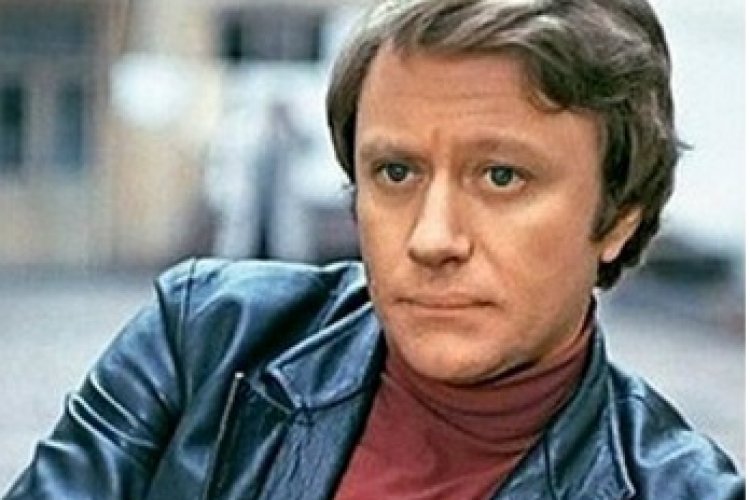 Невероятно талантливый советский актер театра и кино всю свою жизнь посвятил работе, исполнив множество комедийных и драматических ролей.