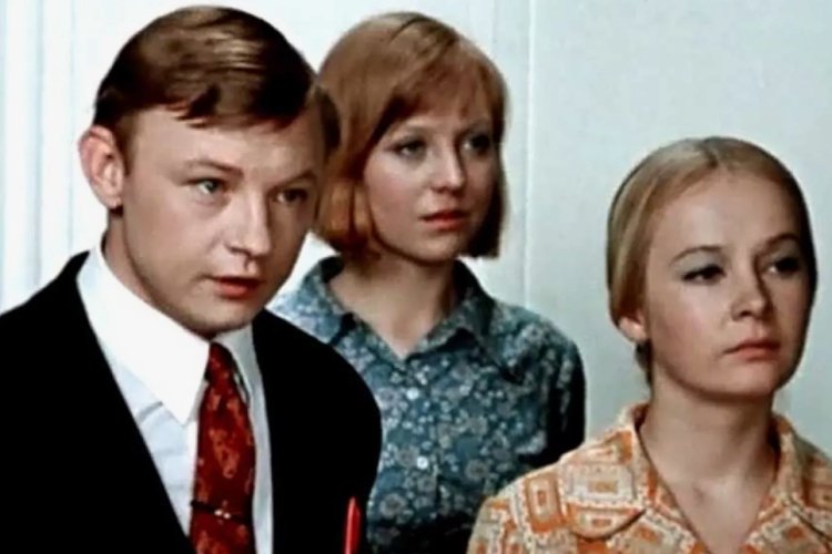 Нестор Северов проваливается на экзамене в аспирантуру и идёт работать учителем в вечернюю школу. Он становится классным руководителем 9-го «А» — «удивительного, прекрасного, сумасшедшего» класса.