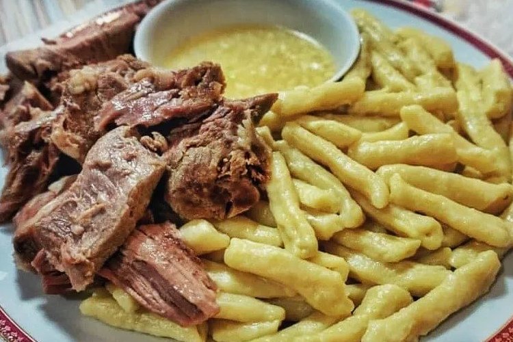 Жижиг-галнаш - мясо с галушками из пшённой или кукурузной муки. Подается с чесночным или луково-картофельным соусом. В чьих традициях его готовить?