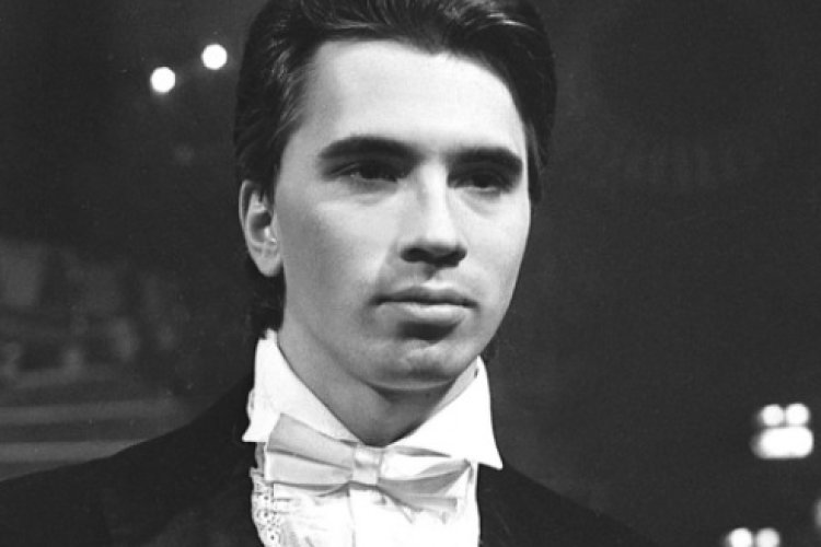 Советский и российский оперный певец (баритон). После победы в 1989 году в Международном конкурсе оперных певцов в Кардиффе уже со следующего года имел ангажементы в лучших оперных театрах мира.
