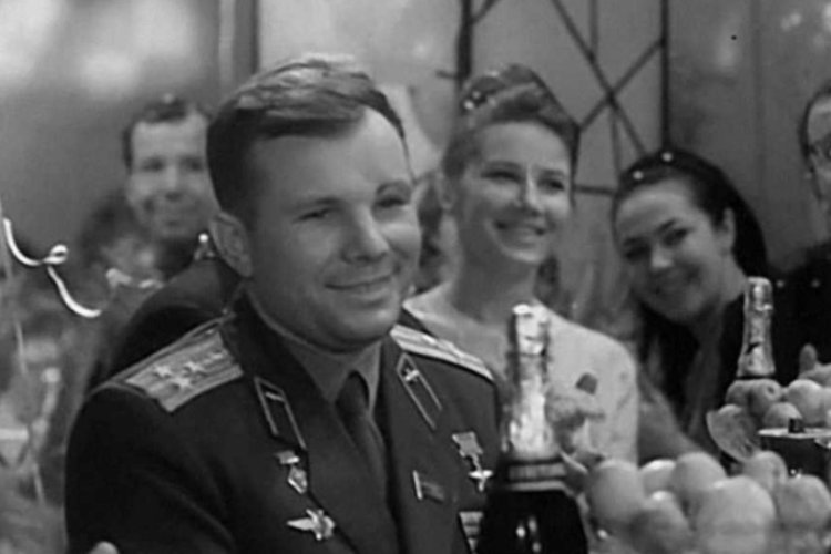Лётчик-космонавт СССР, Герой Советского Союза, кавалер высших знаков отличия ряда государств, почётный гражданин многих российских и зарубежных городов. Стал первым человеком в мировой истории, совершившим полёт в космическое пространство.