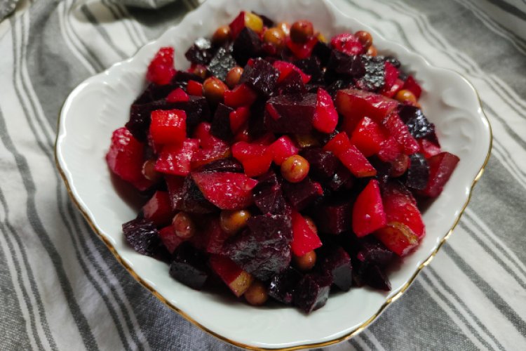 Это салат русской кухни из отварных овощей с добавлением квашеной капусты, который заправляется солью и растительным маслом.