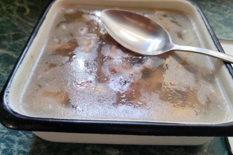 Сытное блюдо из сгустившегося до желеобразной массы от охлаждения мясного бульона с кусочками мяса. Известен с XVI века. В русской кухне является популярной холодной закуской на праздничном столе. Обычно подают к столу с хреном или горчицей.