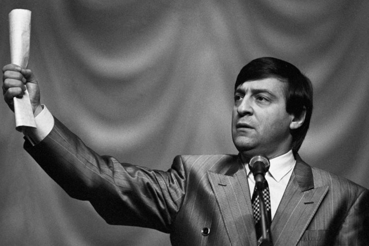 Прославился в 1975 году, когда Центральное телевидение показало в его исполнении миниатюру Аркадия Хайта «Студент кулинарного техникума».