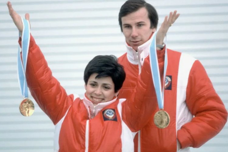 Единственная в истории парного катания трехкратная олимпийская чемпионка. У нее 10 побед на мировых первенствах и 11 — на европейских. За 12 лет карьеры она не проиграла ни одного турнира, за что ее имя в Книге рекордов Гиннесса.