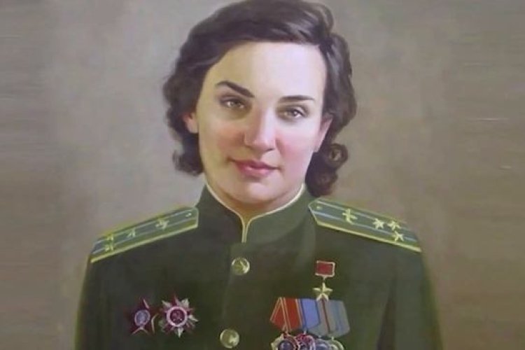 Когда началась война, эта женщина создала и возглавила мужской авиаполк — случай беспрецедентный для СССР. На тяжёлом Ли-2 она совершила 200 вылетов.