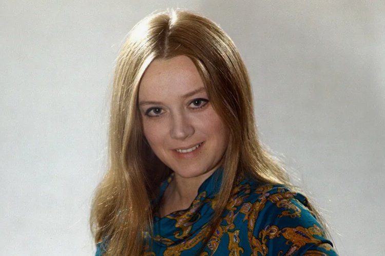 Актриса, которая стала зеркалом эпохи СССР. В 1978-м экраны страны покоряет Миледи Винтер из «Трёх мушкетёров» — холодная красота, бархатный голос и хищный блеск в глазах. Но за этим образом скрывалась не просто актриса, а настоящий хамелеон советского кино.